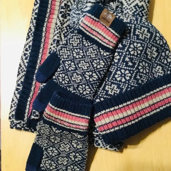 Unisex Hat, gloves and scarf set new in the bag - Picture 8 of 8